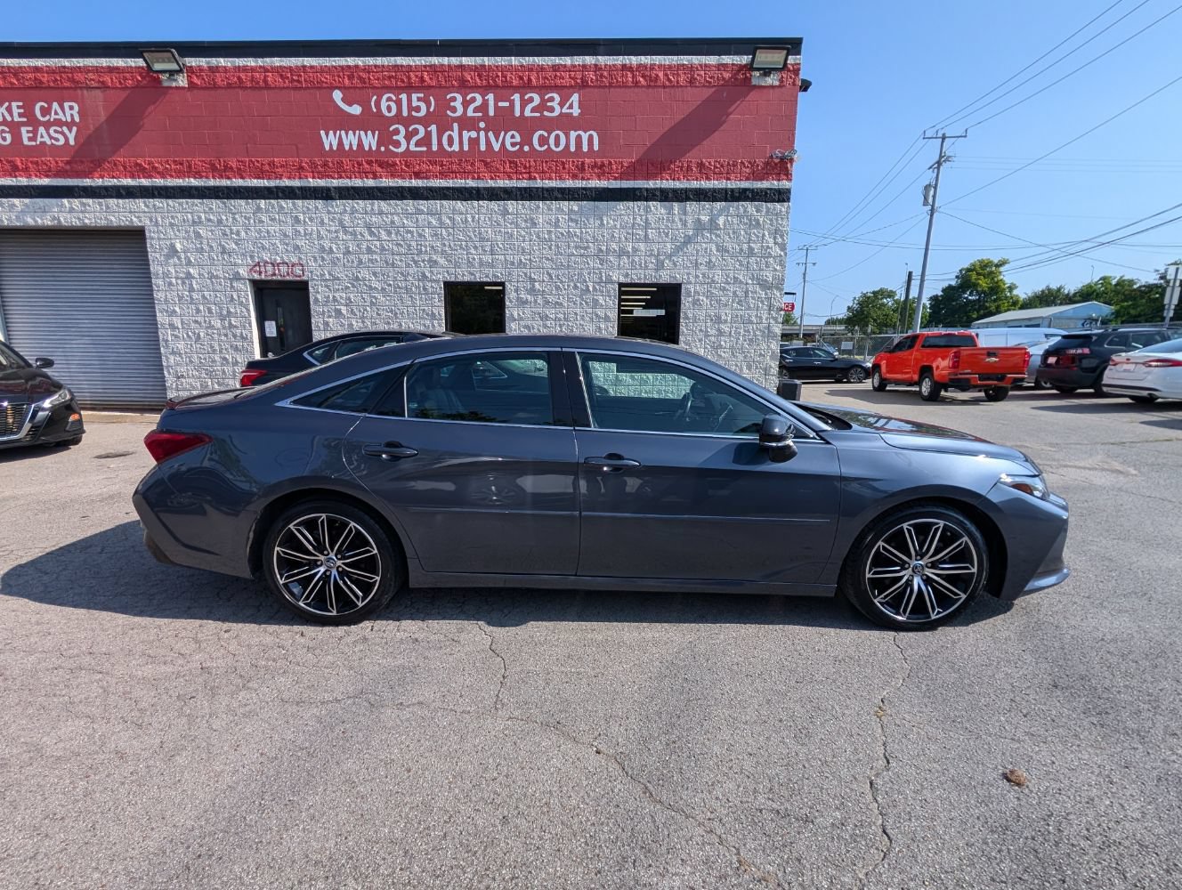 Used 2019 Toyota Avalon Touring FWD image 5
