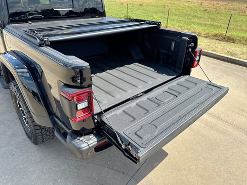 Used 2025 Jeep Gladiator Rubicon AWD/4WD image 23