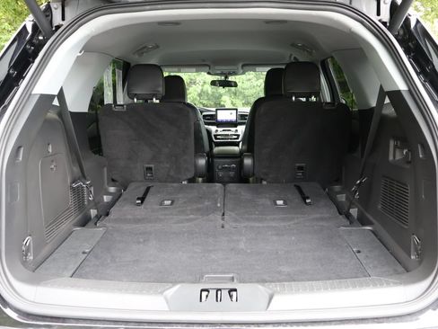 Used 2023 Ford Explorer XLT w/ Equipment Group 202A AWD/4WD image 49