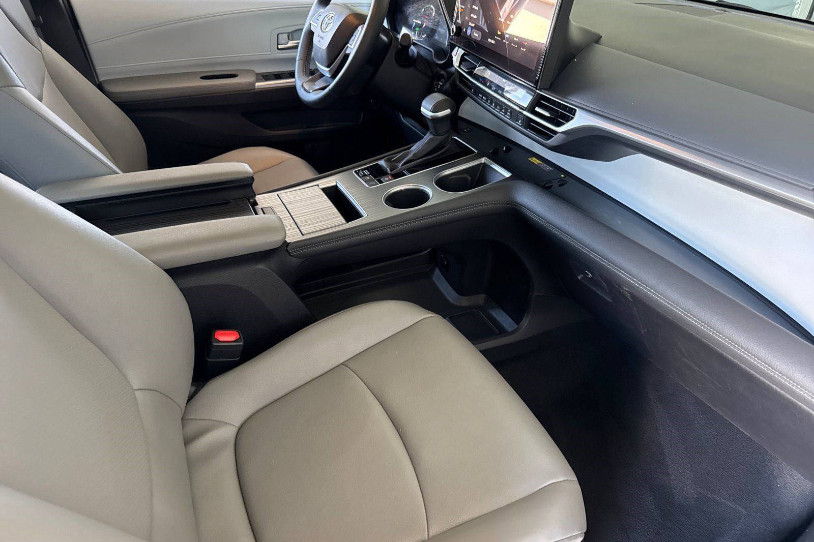 Used 2025 Toyota Sienna XLE FWD image 28