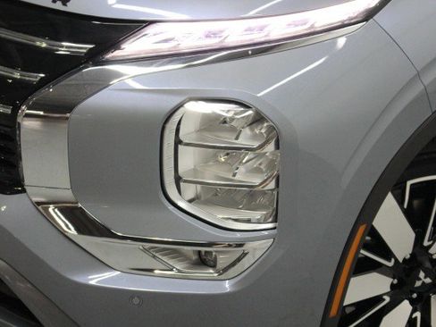 New 2026 Mitsubishi Outlander SE image 2