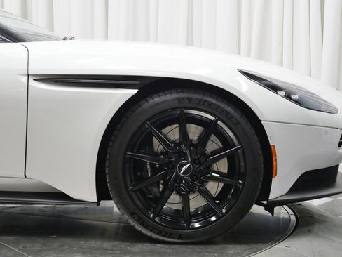 Used 2019 Aston Martin DB11 Volante image 42