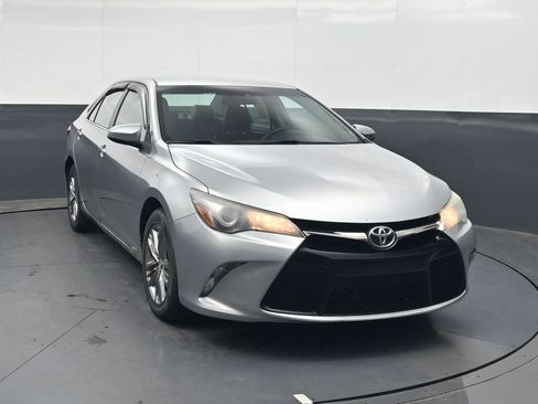 Used 2015 Toyota Camry SE FWD image 2