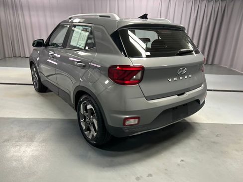 Used 2022 Hyundai Venue SEL FWD image 5