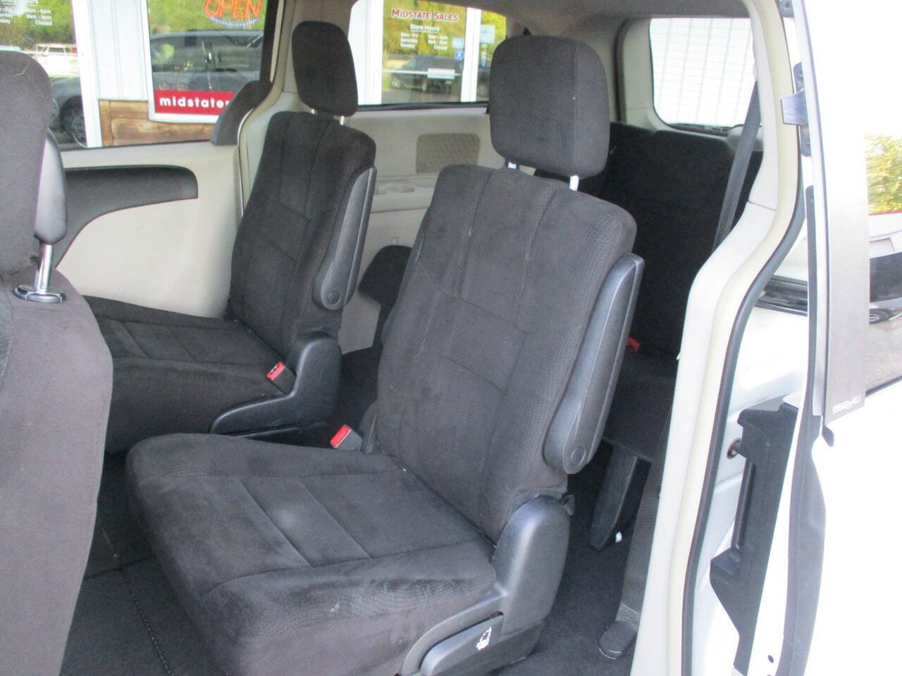 Used 2012 Chrysler Town & Country Touring FWD image 21