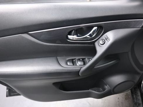 Used 2019 Nissan Rogue SV AWD/4WD image 13