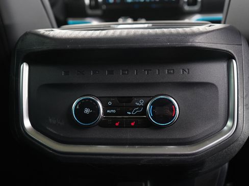 Used 2025 Ford Expedition Platinum image 17
