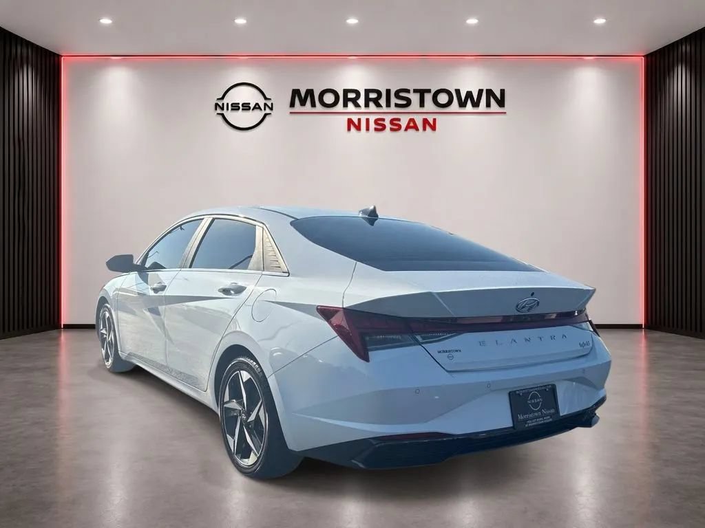 Used 2023 Hyundai Elantra Limited w/ Preferred Accessory Package FWD image 5