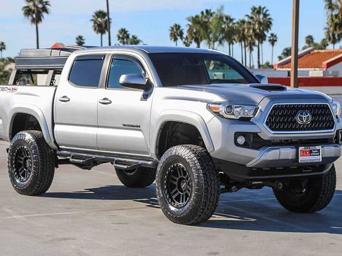 Used 2019 Toyota Tacoma TRD Sport image 4