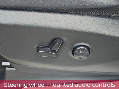 Used 2023 Chrysler Pacifica Touring-L image 14