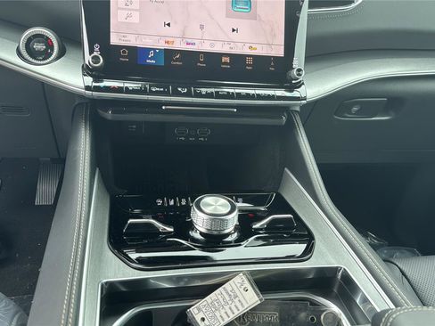 New 2026 Jeep Grand Wagoneer L Limited AWD/4WD image 18