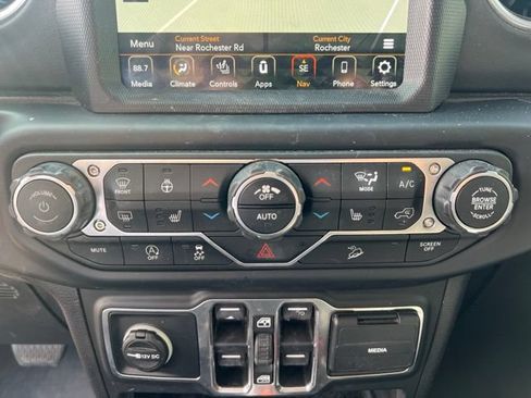 Used 2018 Jeep Wrangler Unlimited Sahara AWD/4WD image 26
