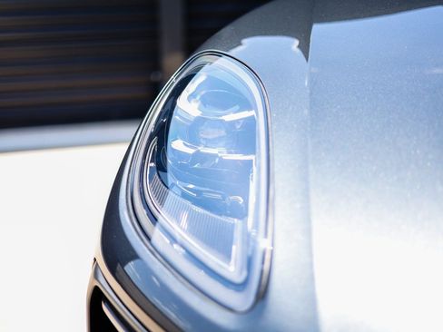 Certified 2025 Porsche Macan AWD/4WD image 13