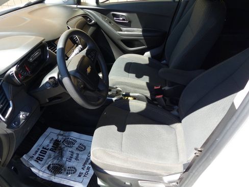 Used 2022 Chevrolet Trax LS w/ Tint and Cruise Package image 15