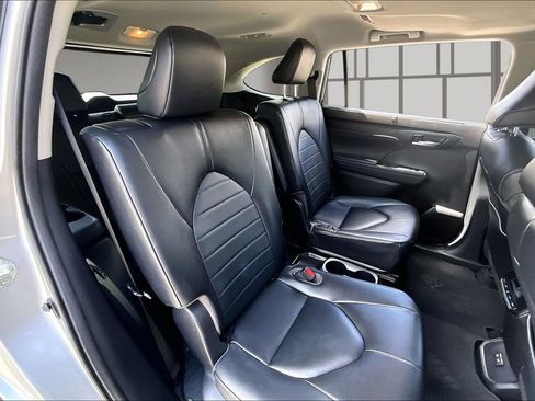 Used 2023 Toyota Highlander XLE FWD image 24