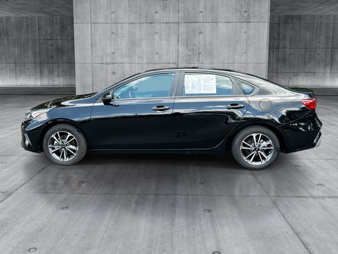 Used 2023 Kia Forte LXS w/ LXS Technology Package FWD image 5