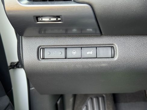 Used 2023 Nissan Pathfinder SL w/ SL Premium Package FWD image 17