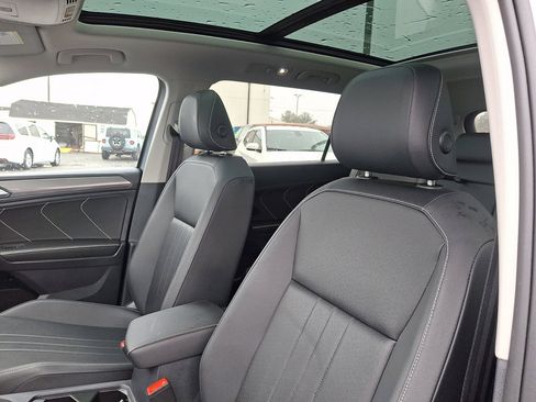 Used 2023 Volkswagen Tiguan SE w/ Panoramic Sunroof Package image 25