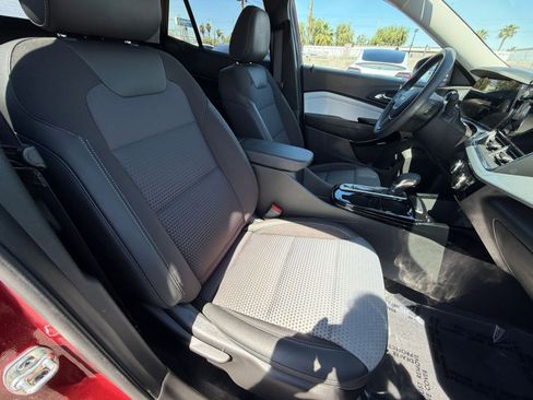 Used 2025 Chevrolet Trax LT image 35