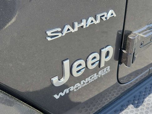 Used 2019 Jeep Wrangler Unlimited Sahara AWD/4WD image 12