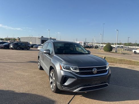 Used 2022 Volkswagen Taos SEL image 2