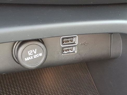 Used 2021 Volvo XC40 T5 R-Design w/ Climate Package image 25