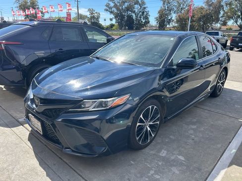 Used 2019 Toyota Camry SE w/ Carpet Mat Package image 25