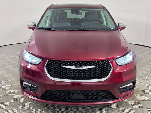 Used 2022 Chrysler Pacifica Limited w/ Uconnect Theater Family Group FWD image 2