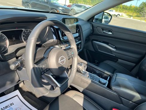 Used 2024 Nissan Pathfinder SL AWD/4WD image 14
