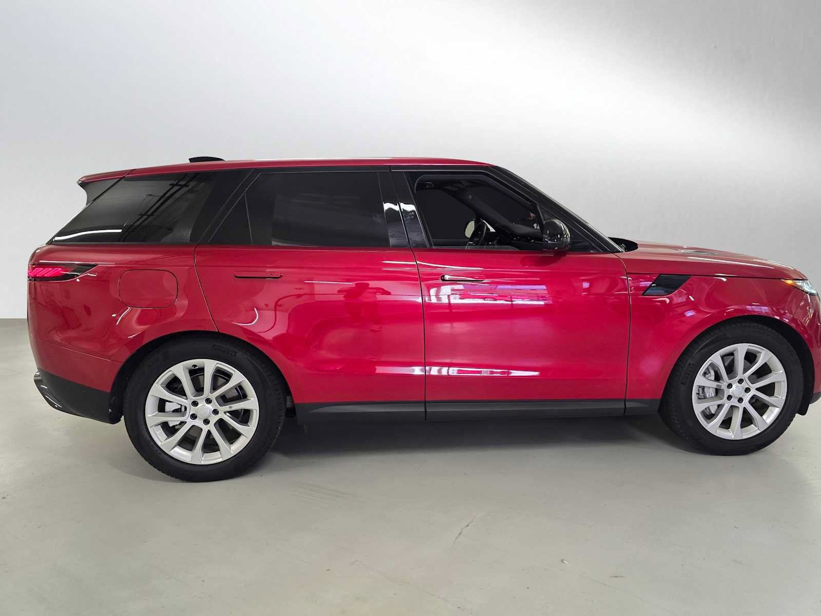 Used 2025 Land Rover Range Rover Sport SE AWD/4WD image 7