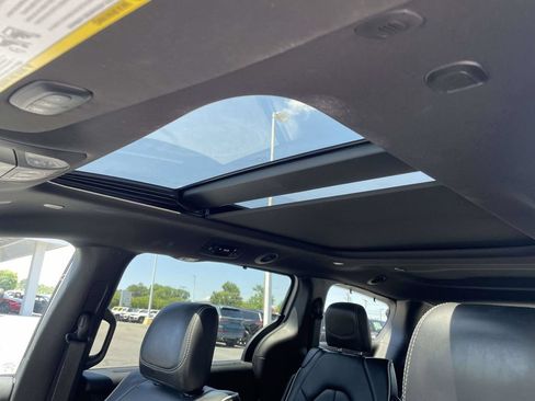 Used 2025 Chrysler Pacifica Limited FWD image 30