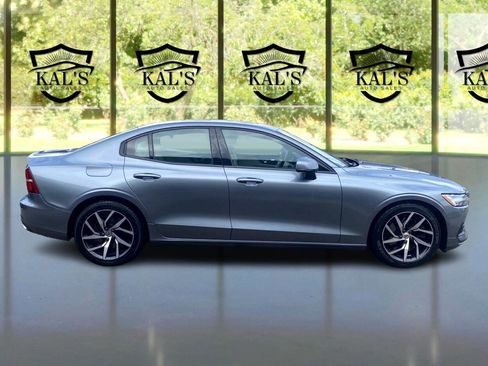 Used 2019 Volvo S60 T6 Momentum w/ Multimedia Package image 4