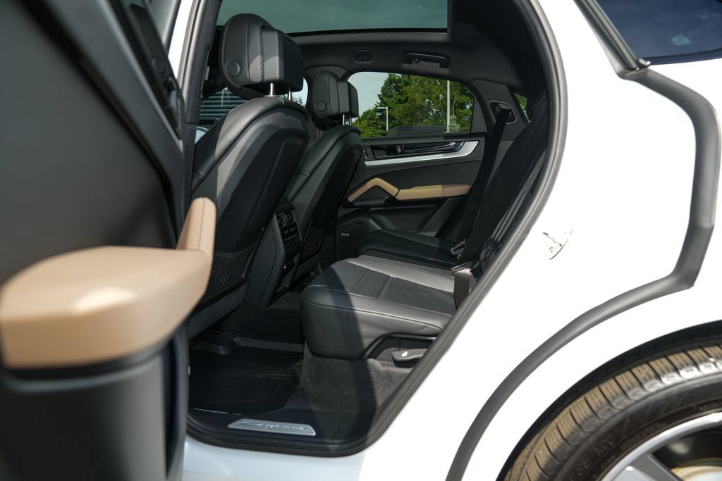 Certified 2024 Porsche Cayenne Coupe AWD/4WD image 29