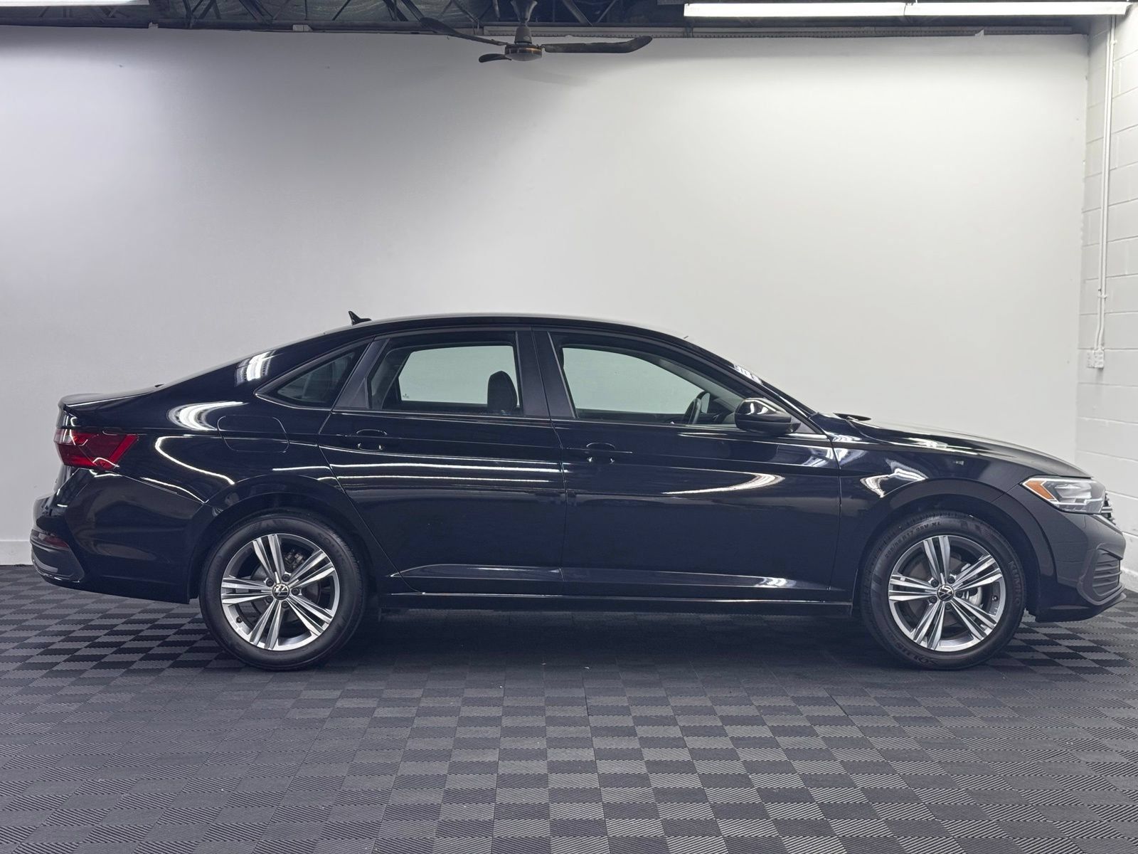 Used 2024 Volkswagen Jetta SE FWD image 4
