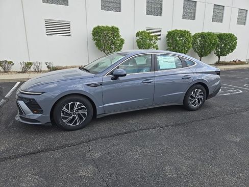 New 2026 Hyundai Sonata Blue FWD image 2