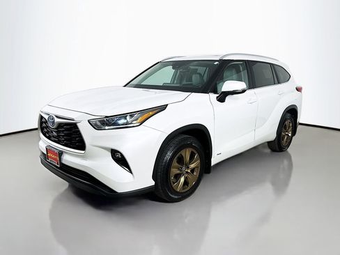 Used 2023 Toyota Highlander Bronze Edition AWD/4WD image 3