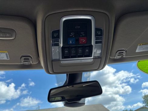 Used 2019 RAM 1500 Laramie AWD/4WD image 25