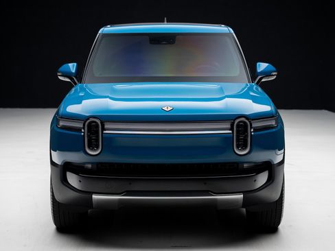 Used 2025 Rivian R1T Adventure image 5