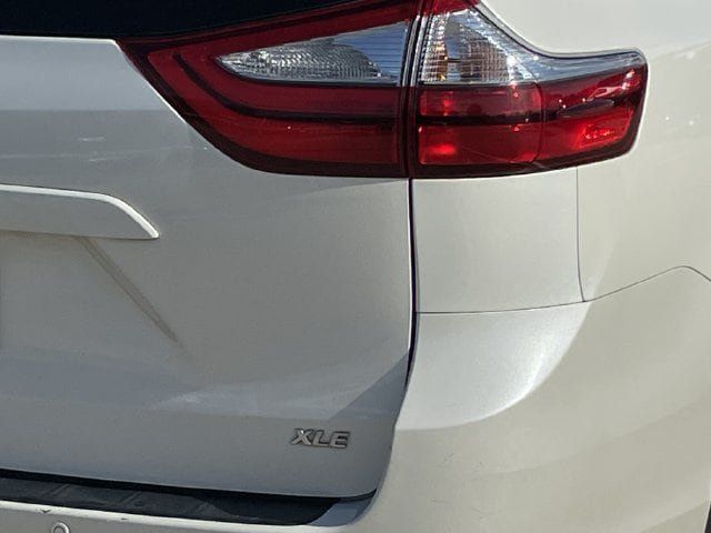Used 2017 Toyota Sienna XLE Premium FWD image 6