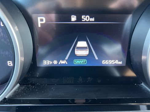 Used 2022 Kia Carnival EX image 25