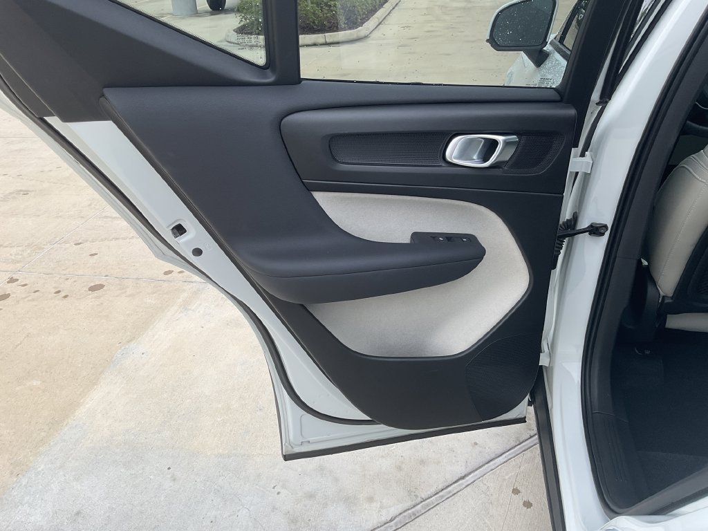 Used 2020 Volvo XC40 T4 Momentum FWD image 15