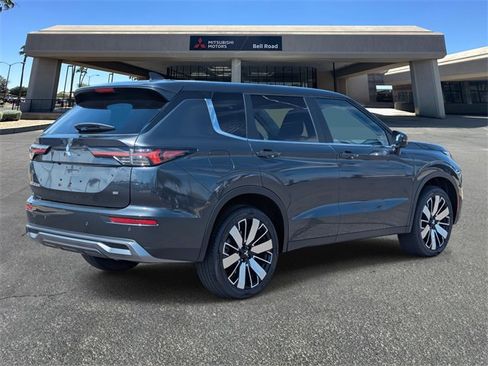 New 2025 Mitsubishi Outlander SE image 3