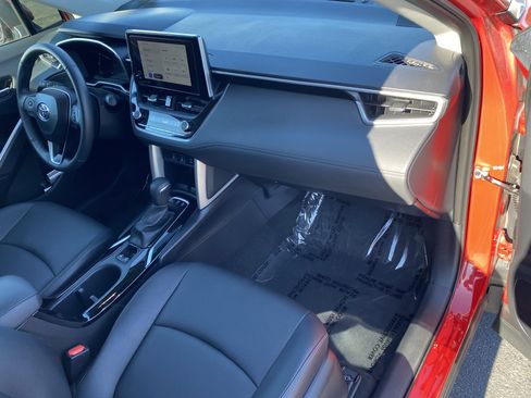 Used 2024 Toyota Corolla Cross XLE image 10