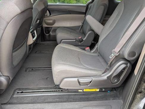 Used 2025 Kia Carnival LX FWD image 10