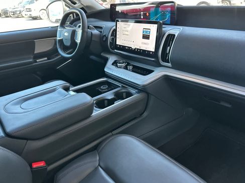 Certified 2025 Ford Expedition Active AWD/4WD image 19