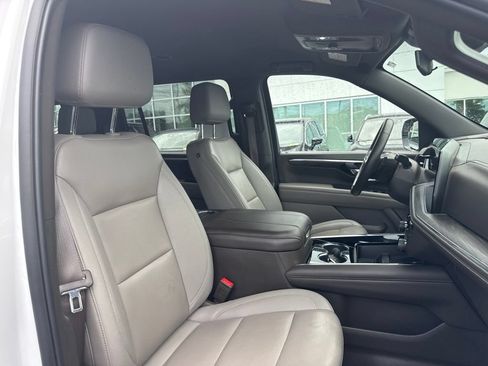 Used 2025 Chevrolet Suburban LT RWD image 15