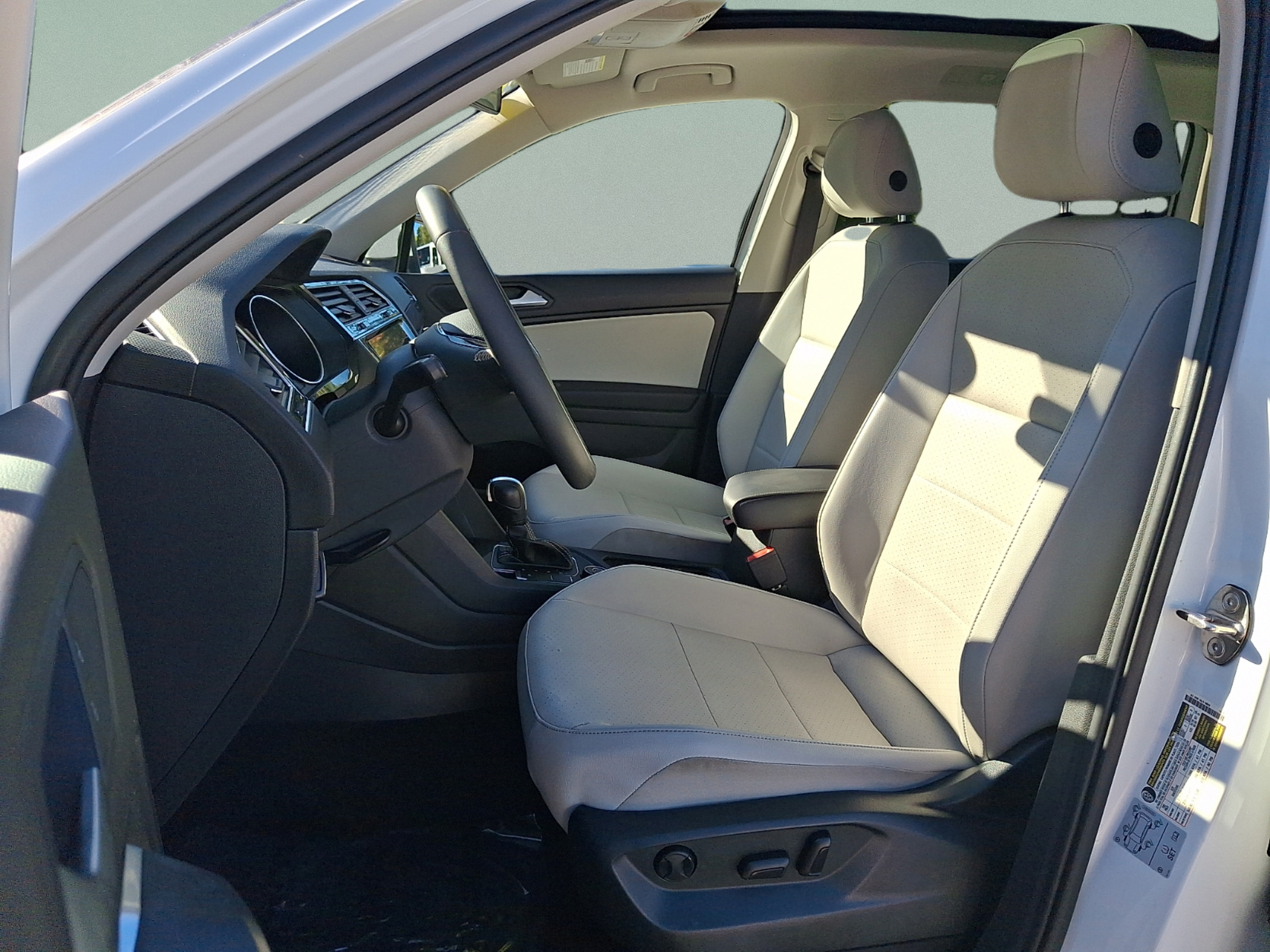 Used 2021 Volkswagen Tiguan SE w/ Panoramic Sunroof Package AWD/4WD image 11