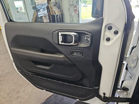 Used 2025 Jeep Wrangler Unlimited Sahara AWD/4WD image 26