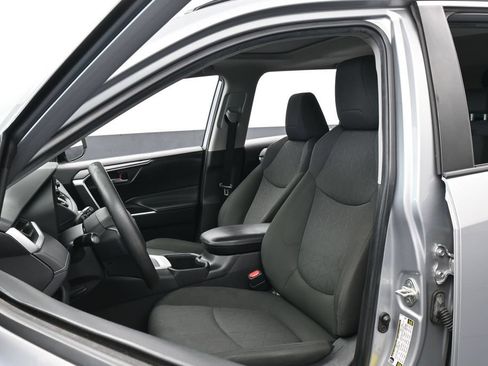 Used 2022 Toyota RAV4 XLE w/ Convenience Package FWD image 10