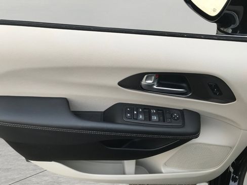 Used 2024 Chrysler Pacifica Touring-L image 30